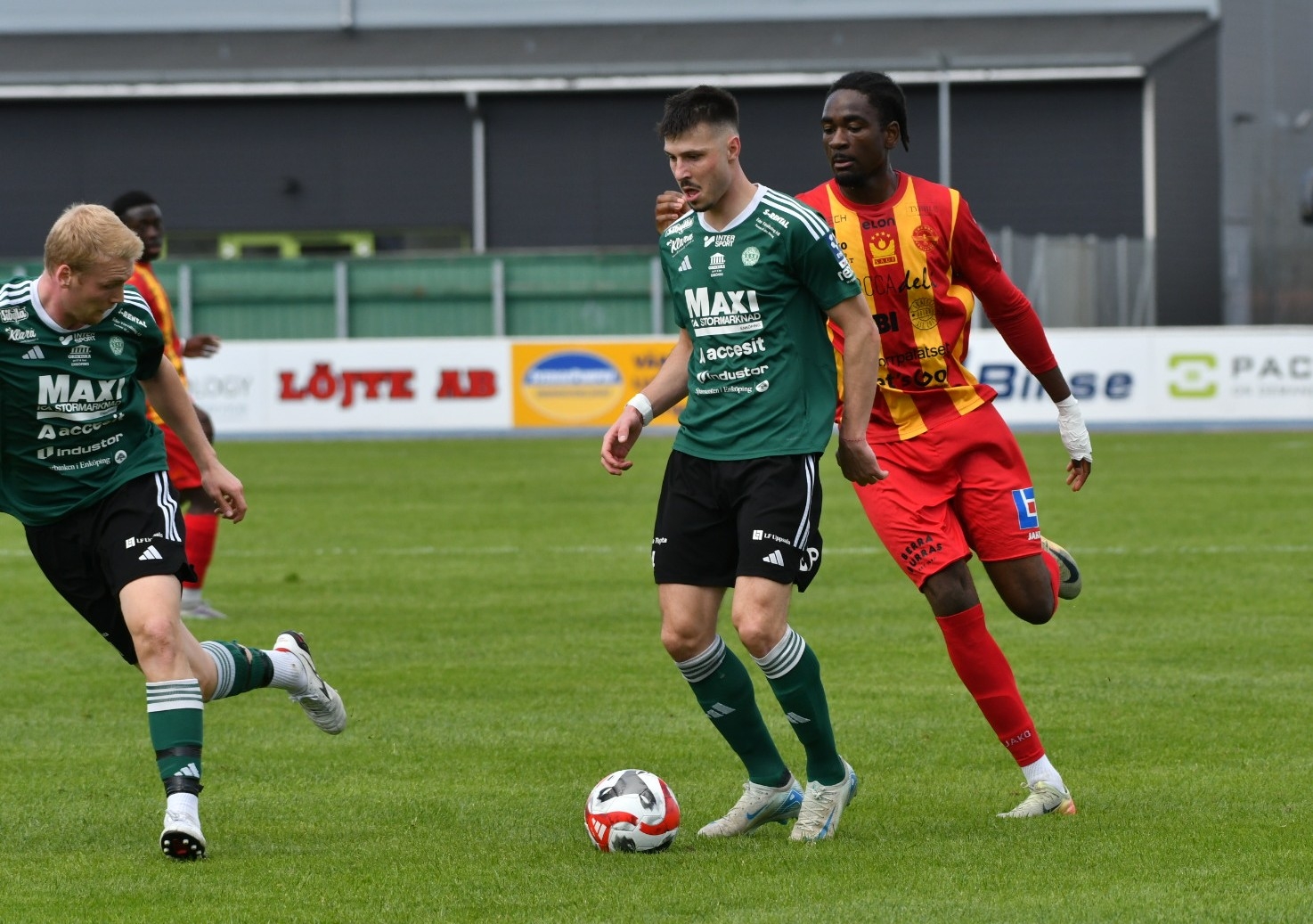 Omstart med bortamatch i ettan