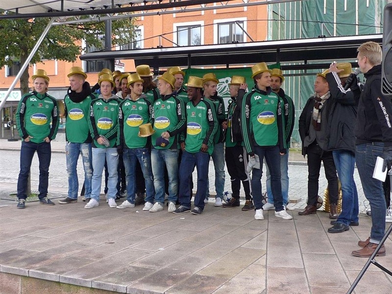 Truppen hyllades på torget